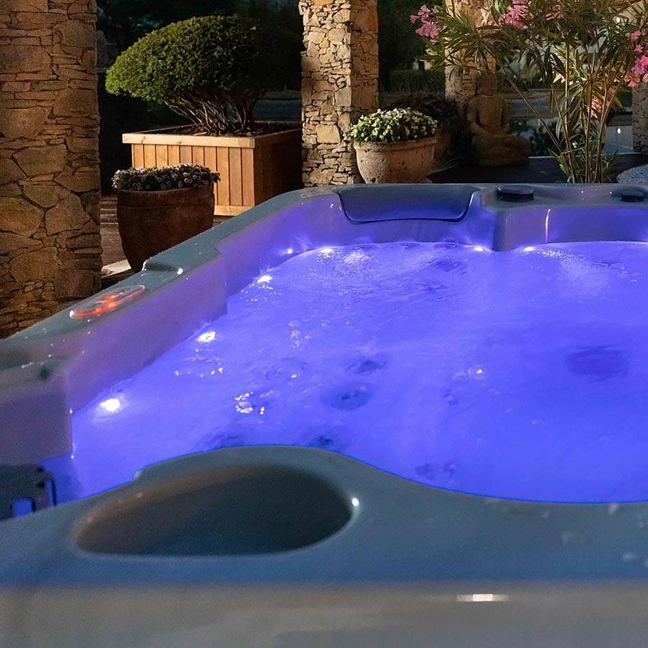 Jersey Hot Tub, 5 Standard Seats and 1 Lounge Seat, 46 Massage Jets, WM00762