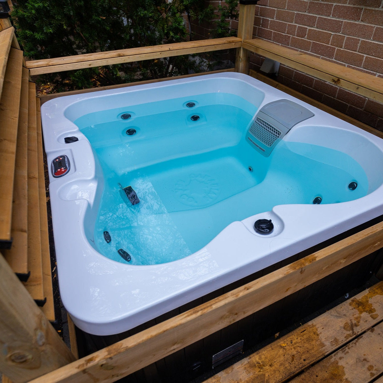 Manitoba Hot Tub, 4-Person, 15 Adjustable Hydrotherapy Jets, KH-10127, 847028000748